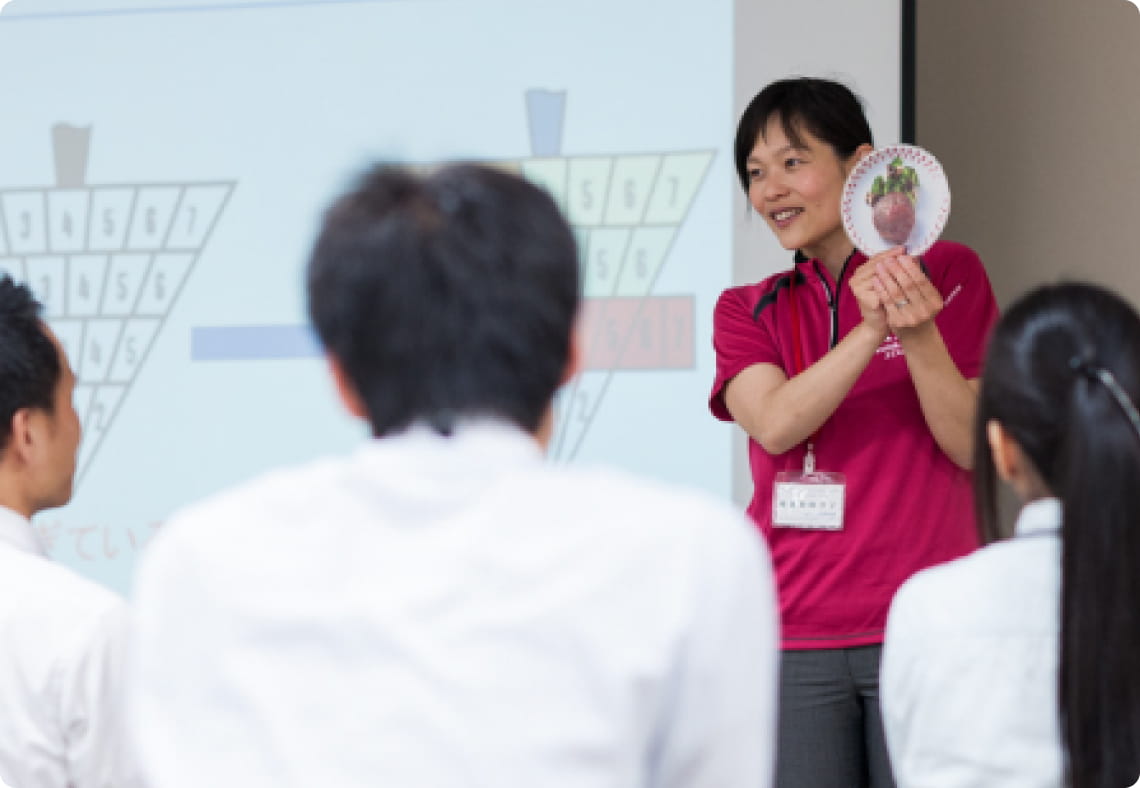 青空の下で書類を持つ笑顔の女性